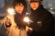 情侣头像一男一女捧花遮脸