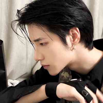 ins男头像简约干净 真人 第1张