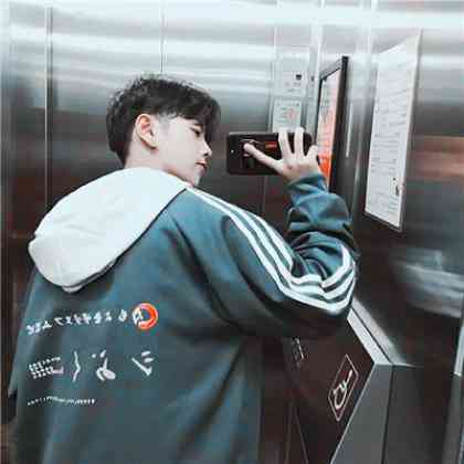 头像阳光男孩背影 第5张