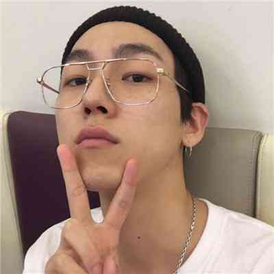 奇奇怪怪的头像男 第2张