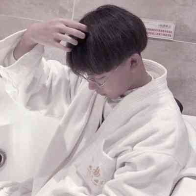 背景超好看的男生头像 第1张