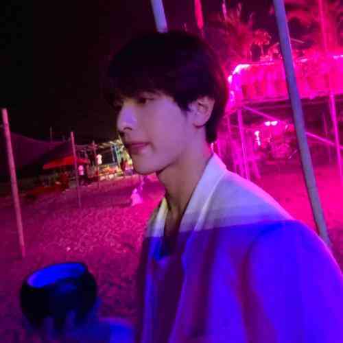 温柔干净的头像男 第2张