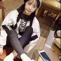 2025qq黑白女头像 第1张