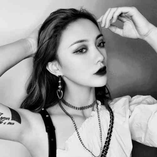 头像女高清头像高冷抱狗 第16张